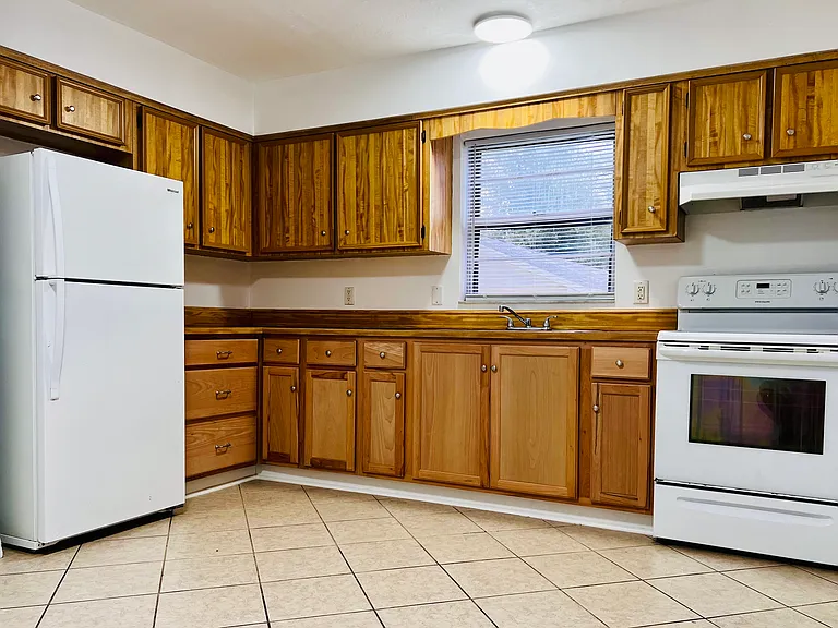 1109 Flomich St — Photo 5