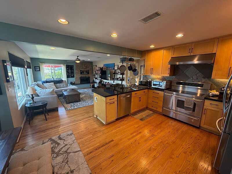 1st image of 3628 Lloyd Pl