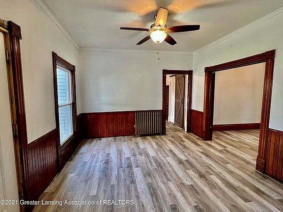 3rd image of 117 W Oak St