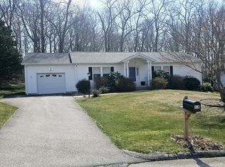 12 Hillcrest Dr, Uncasville, CT 06382