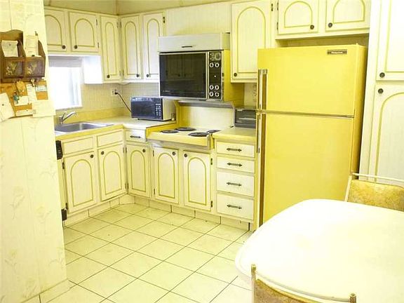 2nd image of 711 S Hollybrook Dr APT 203