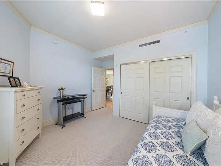 5068 Annunciation Cir #4210 — Photo 16