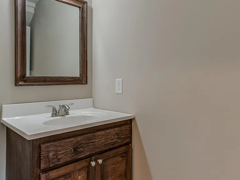313 N Diagonal St — Photo 6