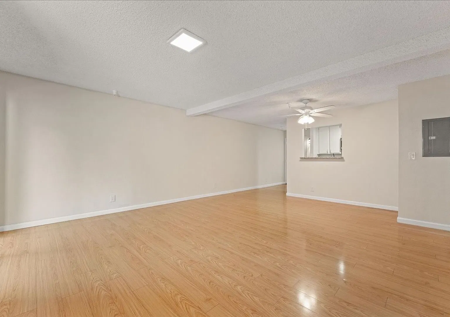 Spacious Two Bedroom Apartment Near DownTown Pasadena! — Photo 2