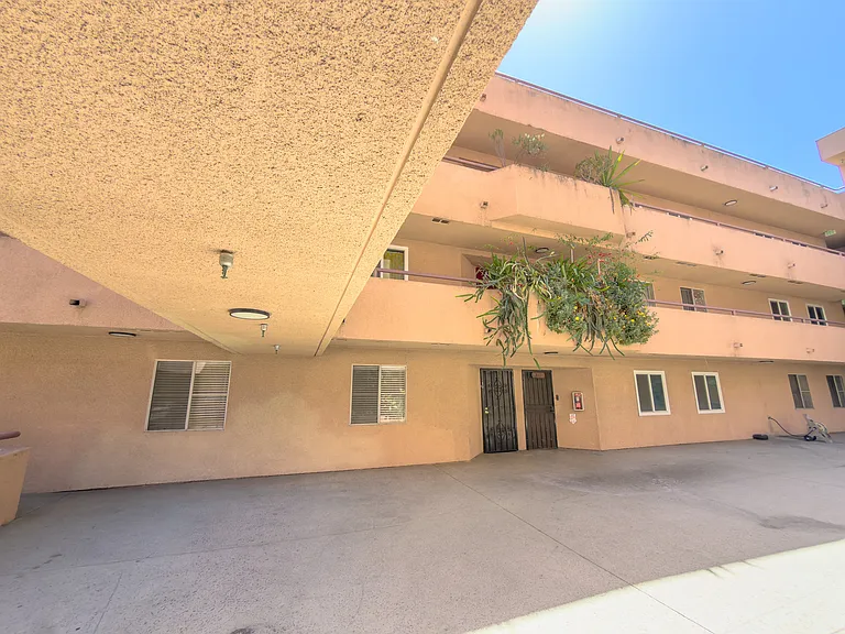 918 W College St #210 — Photo 25