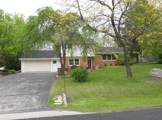 1962 Green Valley Rd, Grafton, WI 53024