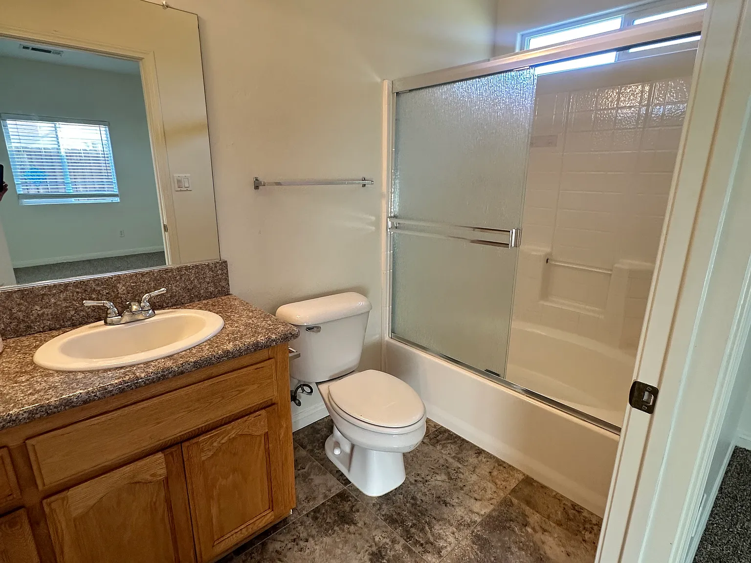 3 bed, $1,900 — Photo 2