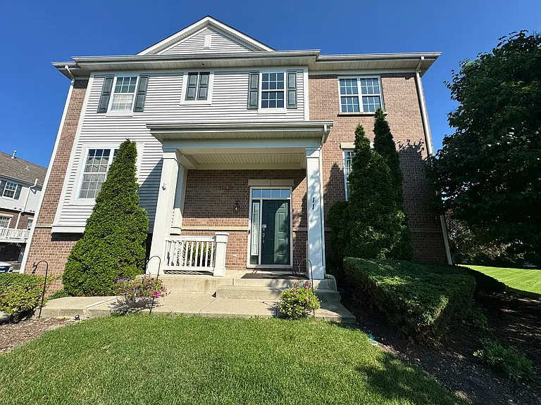 11 E Willow Rd — Photo 2