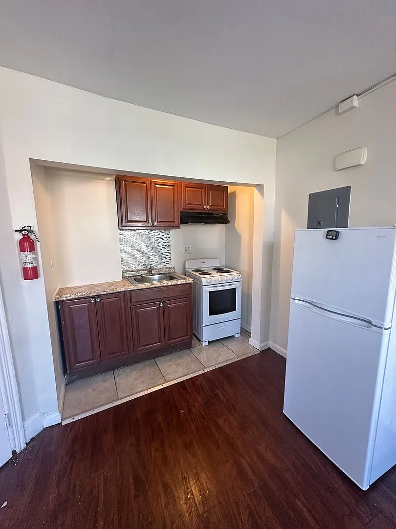 218 Walnut St — Photo 3