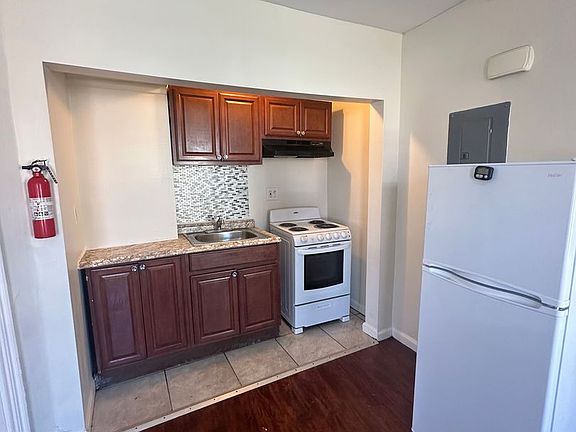 3rd image of 218 Walnut St