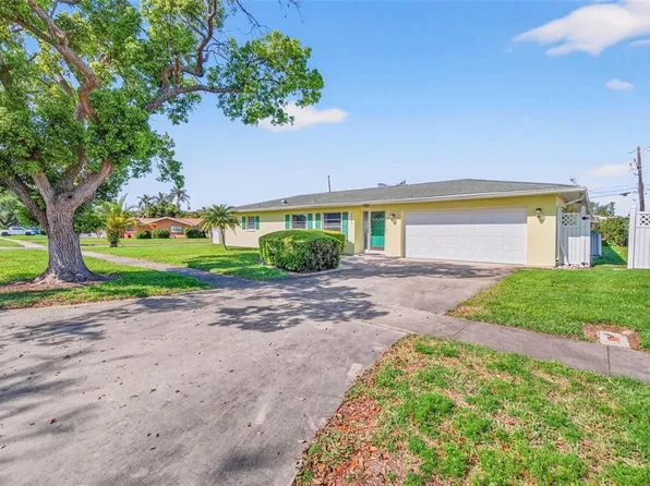 10100 Commodore Dr, Seminole, FL 33776