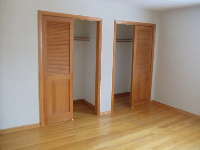 MASTER BEDROOM OAK FLOORS TWO WALK IN CLOSETS APPROX SIZE OF BEDRROOM 14 X14