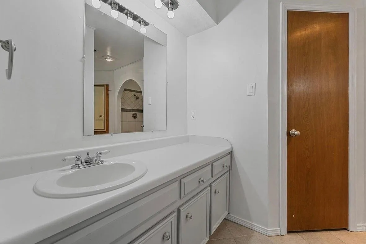 3 bed, 2.0 bath, 1869 sqft, $2,250 — Photo 3
