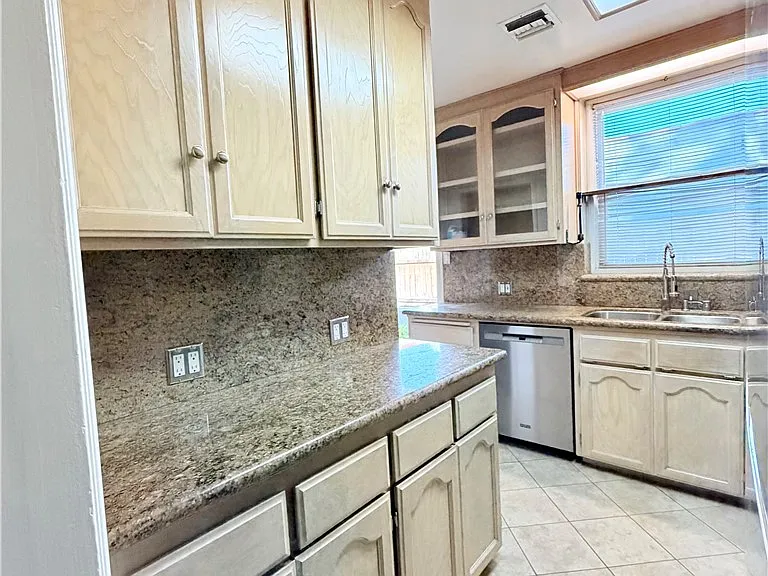 828 N Pass Ave — Photo 16