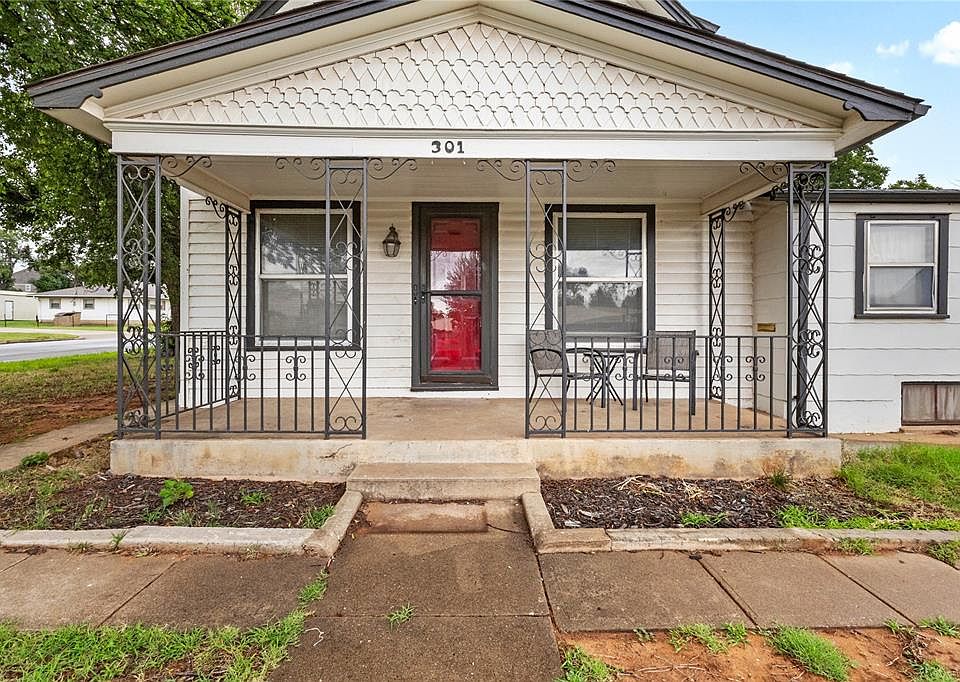 1st image of 301 E Arapaho Ave