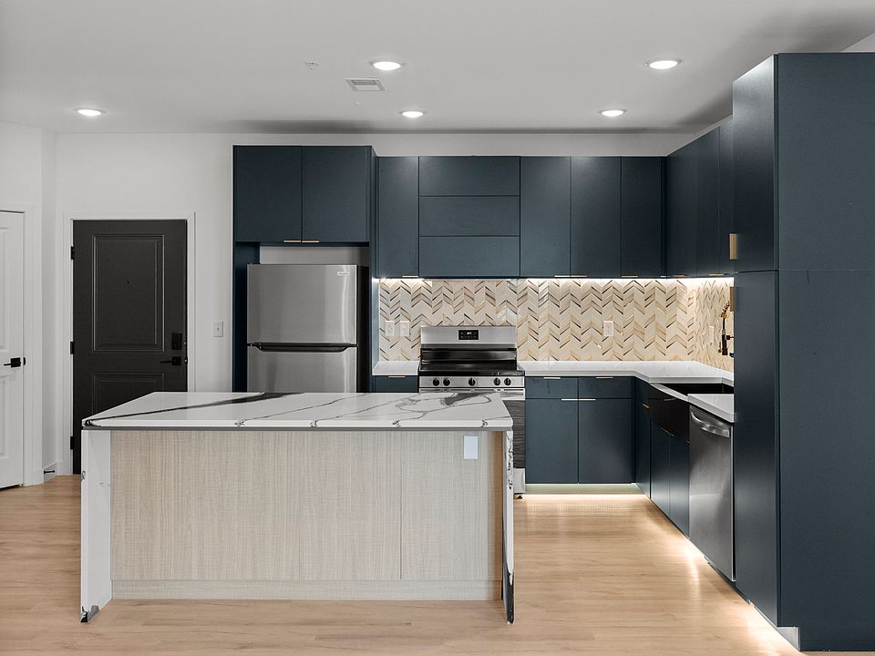 1st image of 825 W 40th St #518