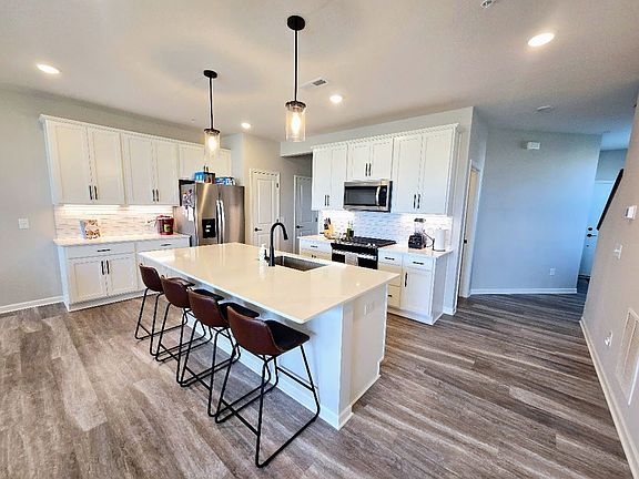 4th image of 4840 Airlake Dr
