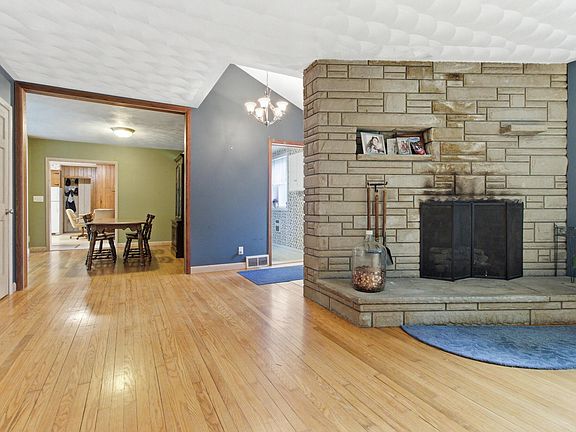 3rd image of 153 E Pinecrest Ln