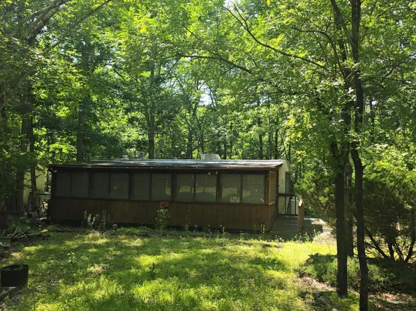 5116 Commanche Dr, Shohola, PA 18458