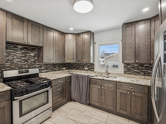 3rd image of 2918 Louis St