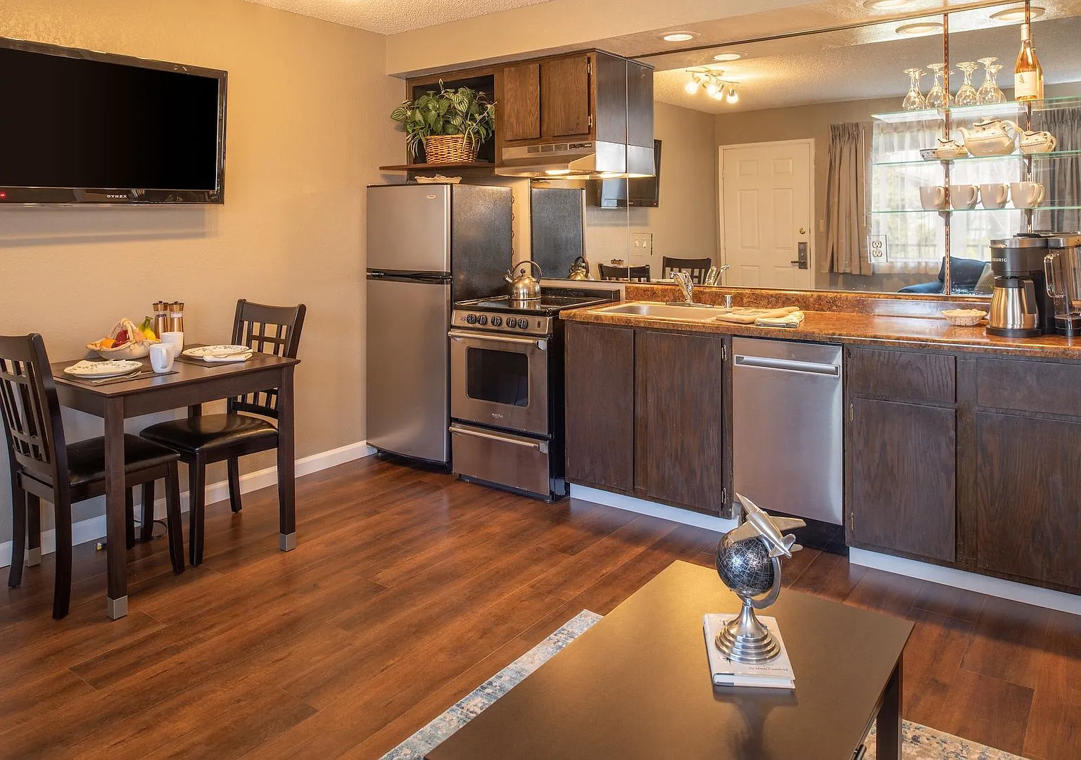 Victorian Villas Apartments — Photo 2