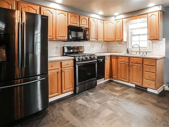 4th image of 178 Chapel Ave