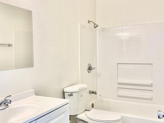 2nd image of 1006 E Deodar St #I