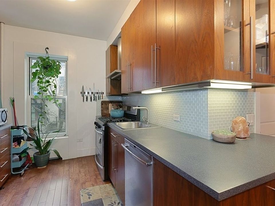 2nd image of 131 Greenpoint Ave APT 3R