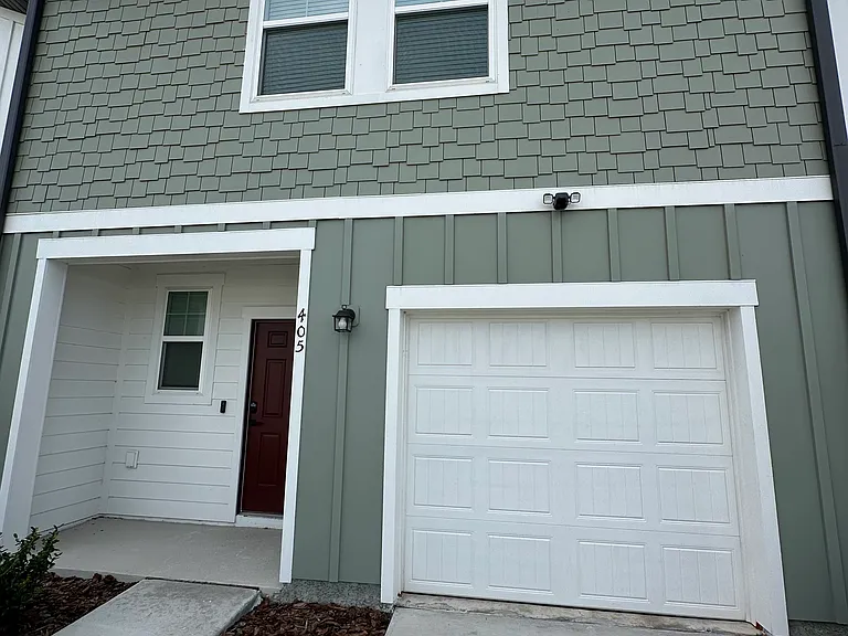 405 Madison Dr — Photo 1