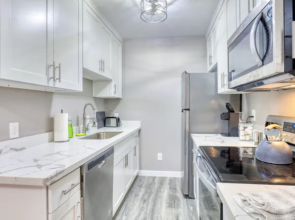 1417 NE 55th St APT F, Seattle, WA 98105