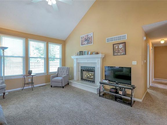 4th image of 2319 NE Maybrook Dr