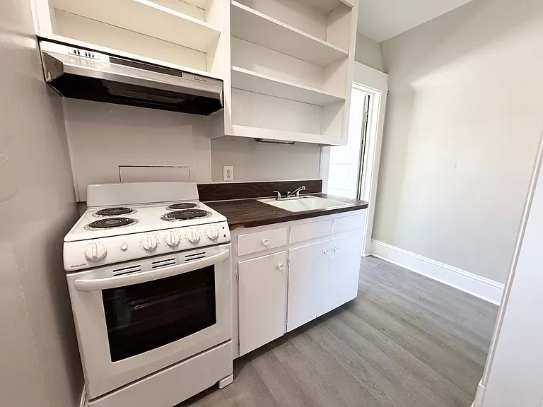 207 E Burgess St — Photo 4