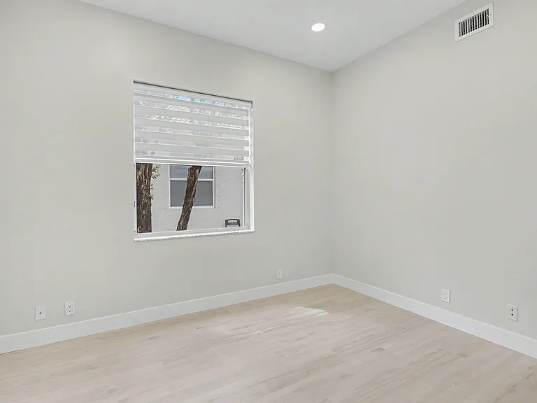 7832 Rockford Rd — Photo 24