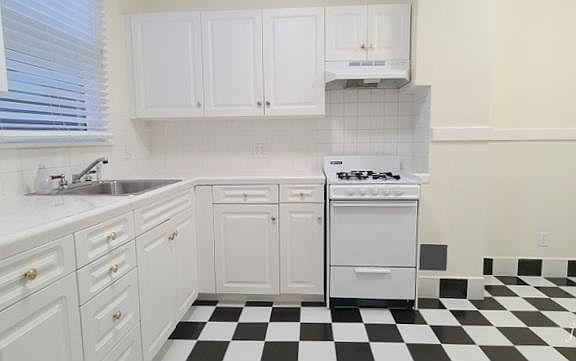 2nd image of 901 Broderick St #1