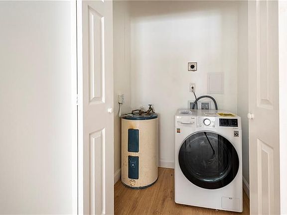 2nd image of 1142 NE 4th Ave APT 4