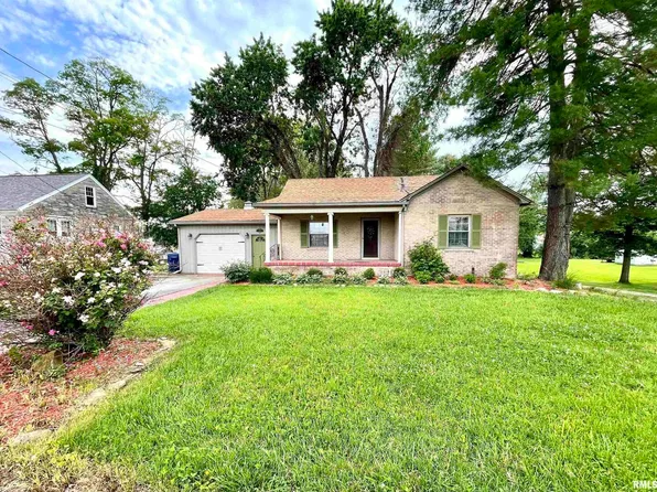 105 9th St, Carmi, IL 62821