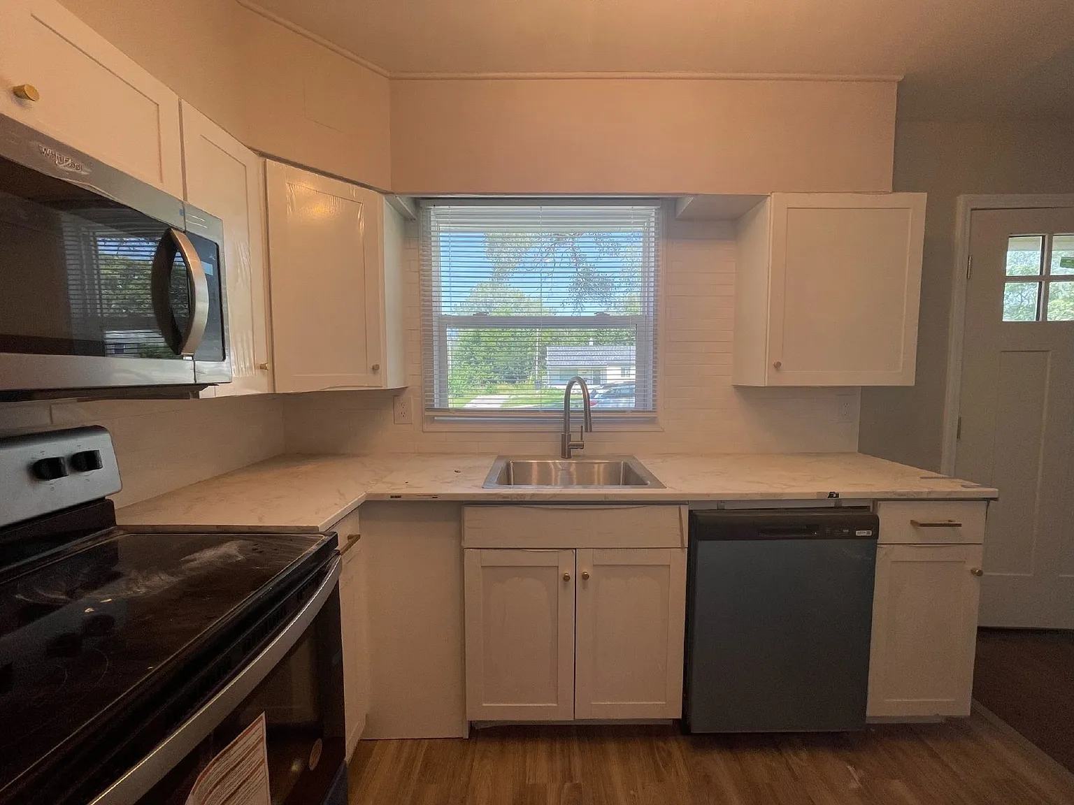 3 bed, 1.0 bath, 864 sqft, $1,450 — Photo 2