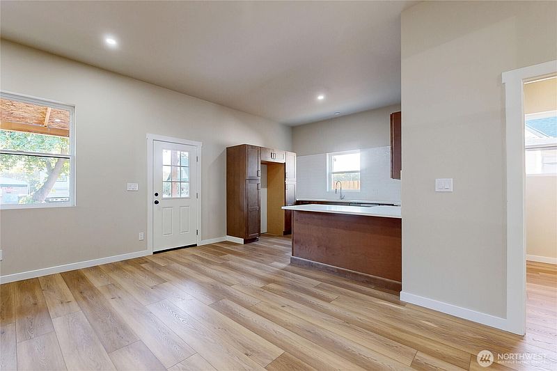 5th image of 1211 Chestnut Street