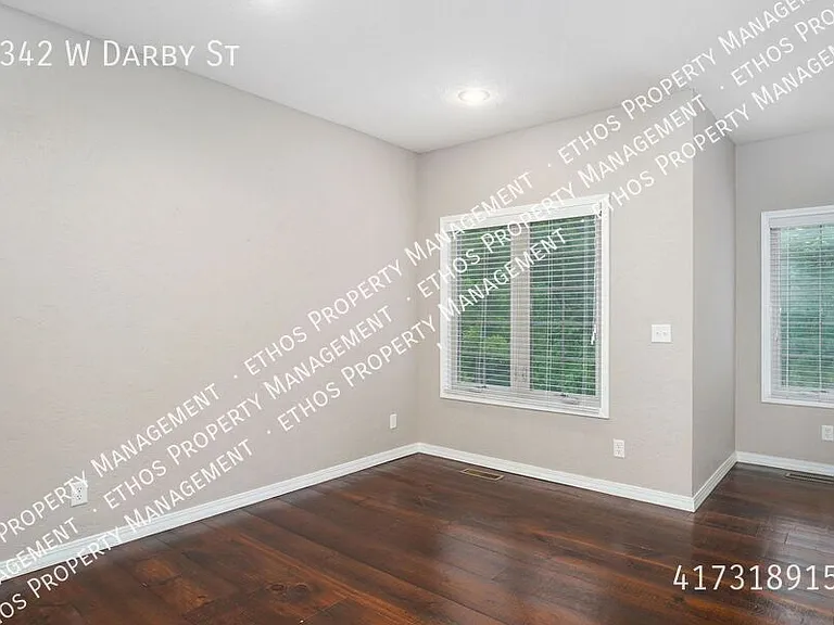 2342 W Darby St — Photo 13