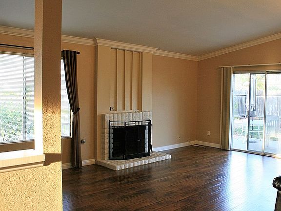 Family Rm gas/wood fireplace