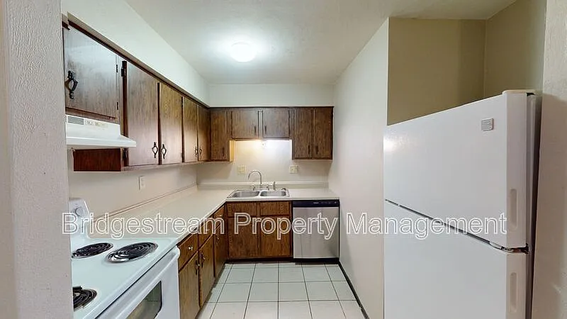 2 bed, 1.0 bath, $895 — Photo 2