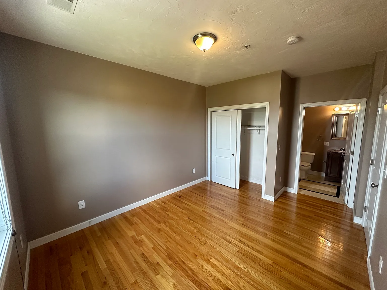 2 bed, 928 sqft, $3,725 — Photo 4
