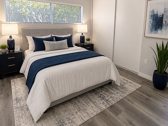 4th image of 1625 Loma Ave APT 2