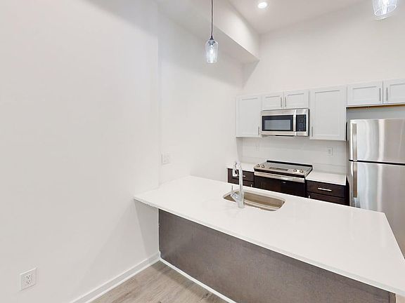 4th image of 70 Roseville Ave #2B