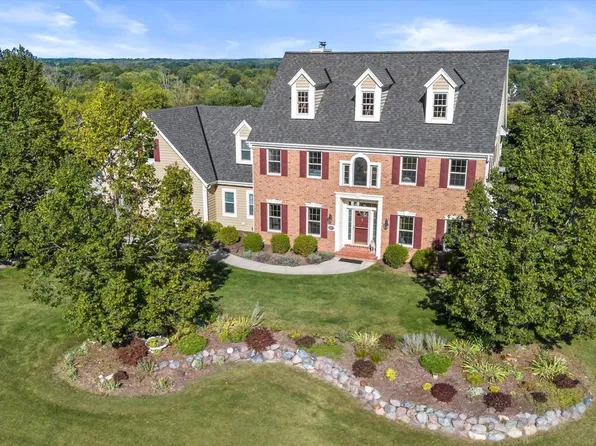 337 River Bluff CIRCLE, Oconomowoc, WI 53066