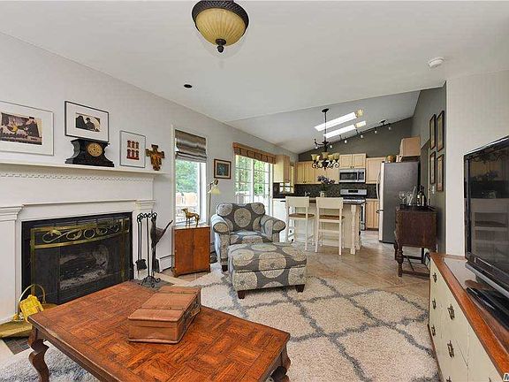 5th image of 33 Hillside Ave