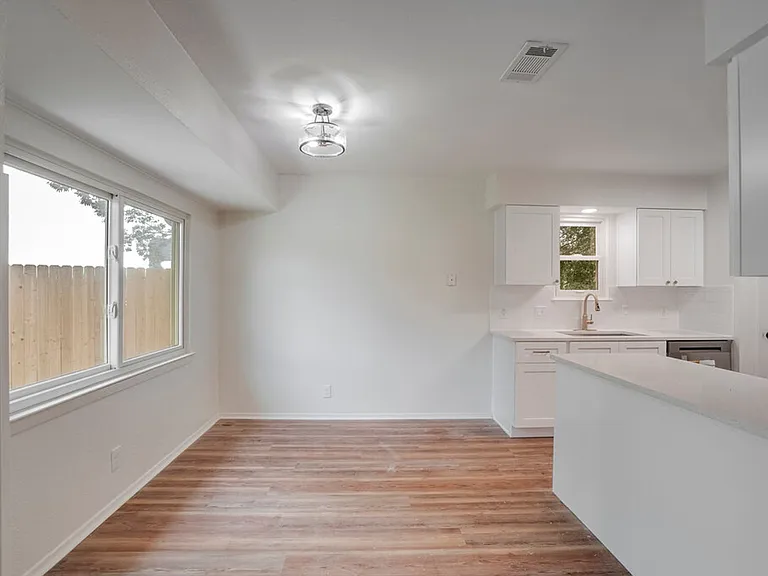 606 Splitrock St — Photo 6
