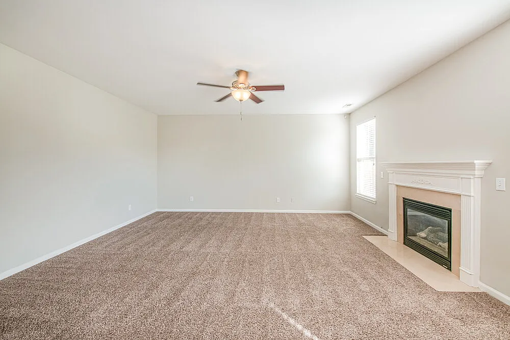 4 bed, 2.5 bath, 2560 sqft, $2,205 — Photo 4