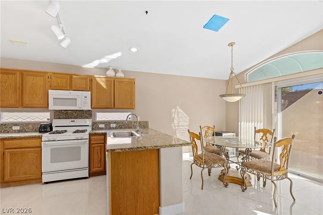 2 bed, 2.0 bath, 1576 sqft, $2,200 — Photo 3