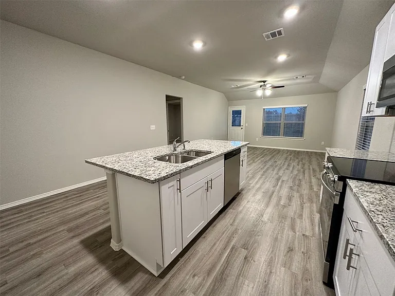 506 Dalloway St — Photo 17